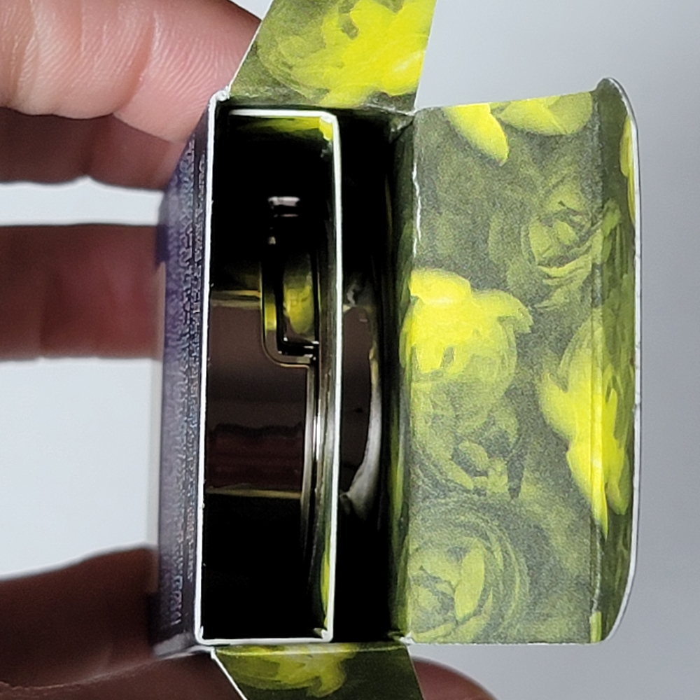 Urban Decay Eyeshadow - Virgin - Picture 5 of 5